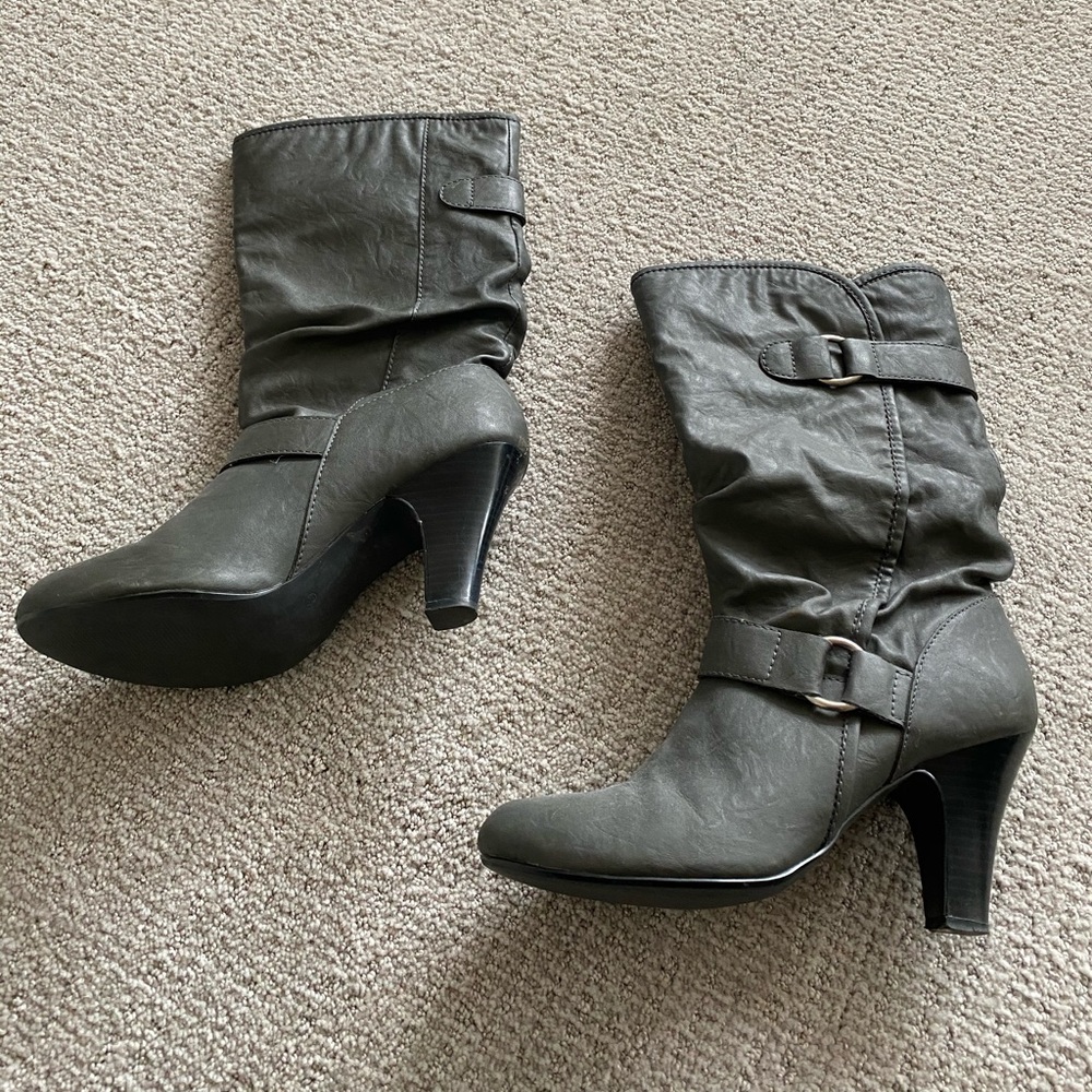 Women’s gray boots with heel.